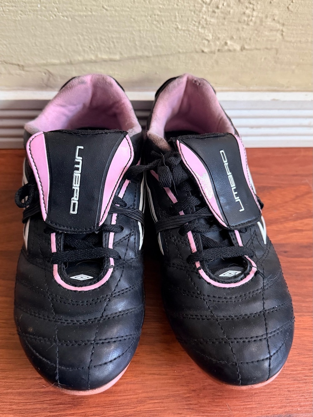 Umbro Black with Pink Trim Youth Soccer Shoes